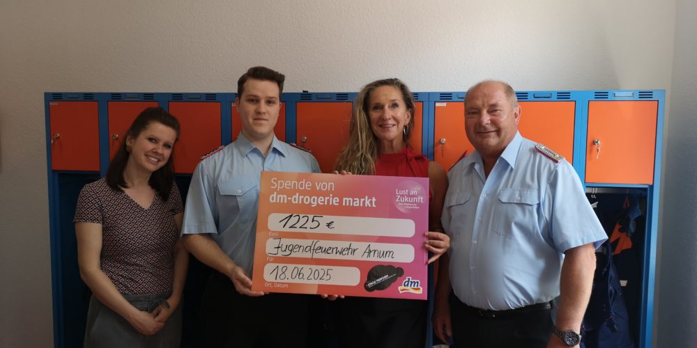 Claudia Adler und Petra Henniger von Wallersbrunn übergeben die Spende an den Jugendfeuerwehrwart Leon Janßen und Ortsbrandmeister Frank Boßdorf
